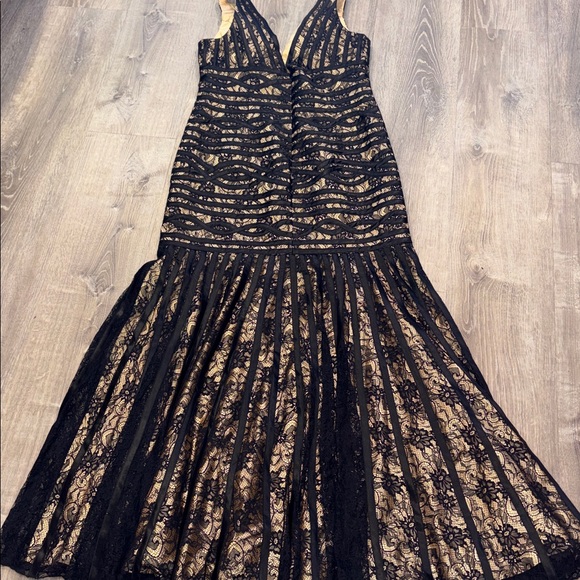 Elegant Black Lace Evening Gown - Picture 5 of 7